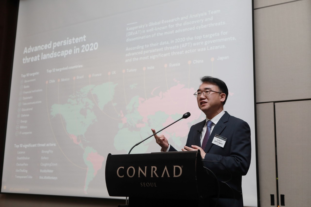 카스퍼스키 강민석 기술이사가 지난 25일 서울 여의도 콘래드 호텔에서 열린 자사 세미나에서 APT 및 랜섬웨어 대응 전략을 발표하고 있다. (사진=카스퍼스키)