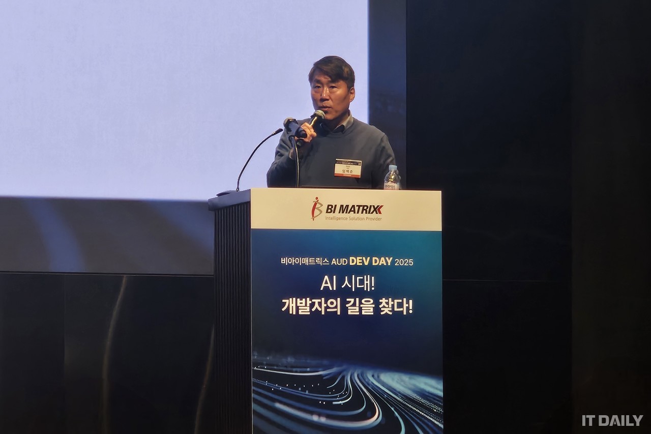 그림 2 한빛앤 임백준 대표가 ‘우리가 알던 코딩의 종말’을 주제로 기조 강연을 진행하고 있다.