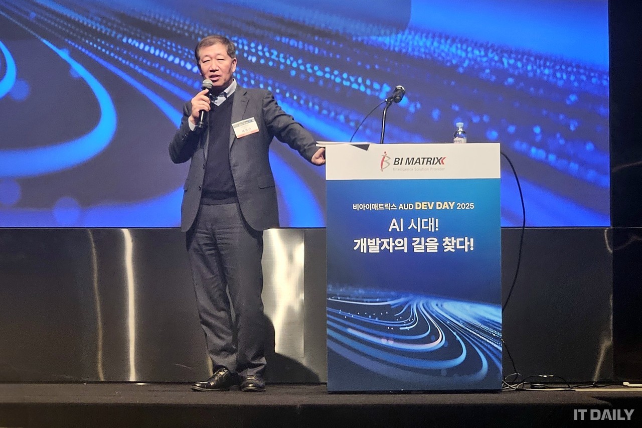 그림 3 비아이매트릭스 배영근 대표가 ‘AI 시대, 개발자의 길을 찾다’를 주제로 자사 솔루션 제품군을 소개하고 있다.