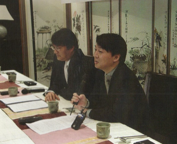 김철수 부사장(왼쪽)과 안철수 전 사장 (출처=컴퓨터월드 2005년 4월호)