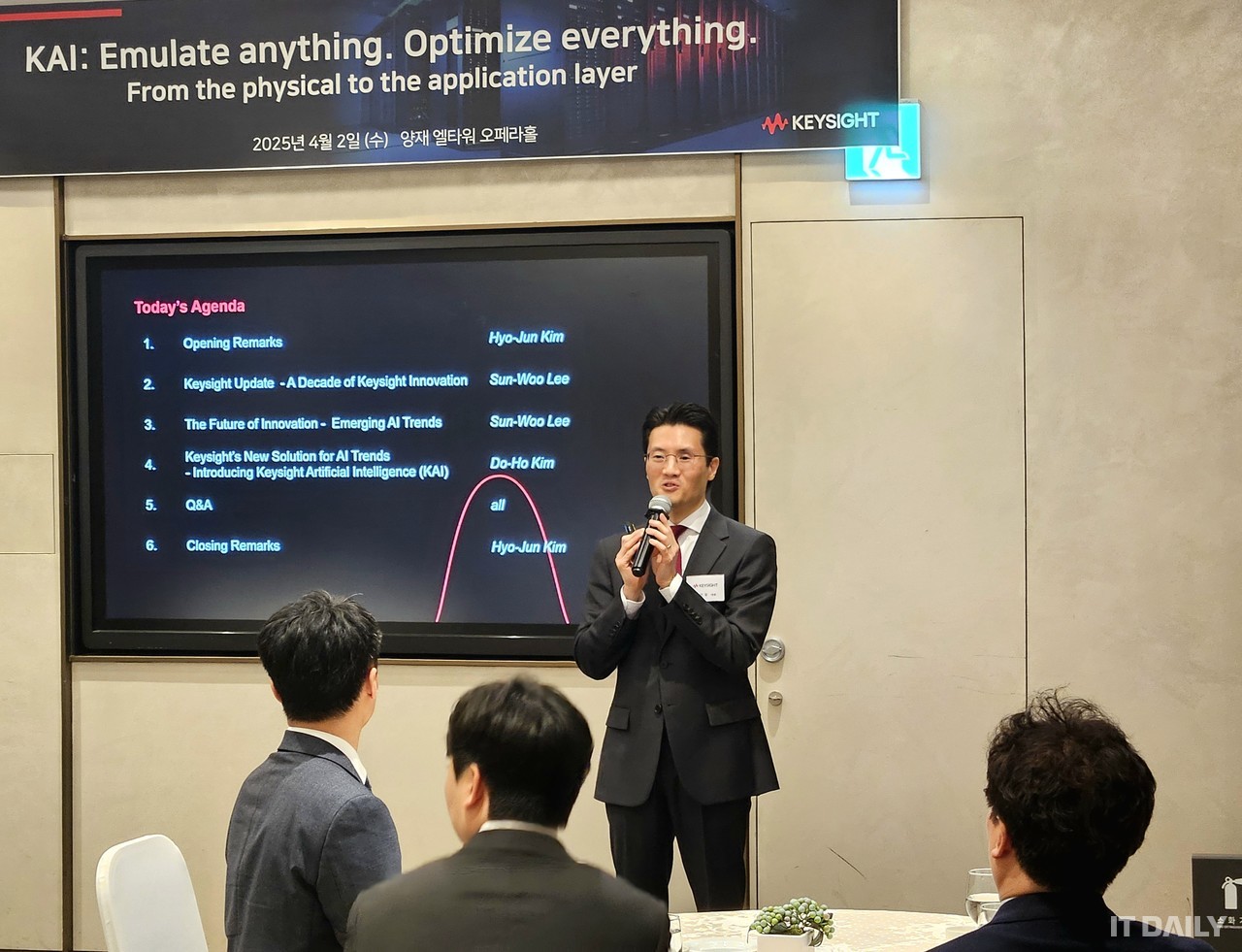 키사이트테크놀로지스코리아 이선우 대표가 2일 서울 양재동에서 열린 기자 간담회에서 ‘KAI 아키텍처’에 대해 소개하고 있다.