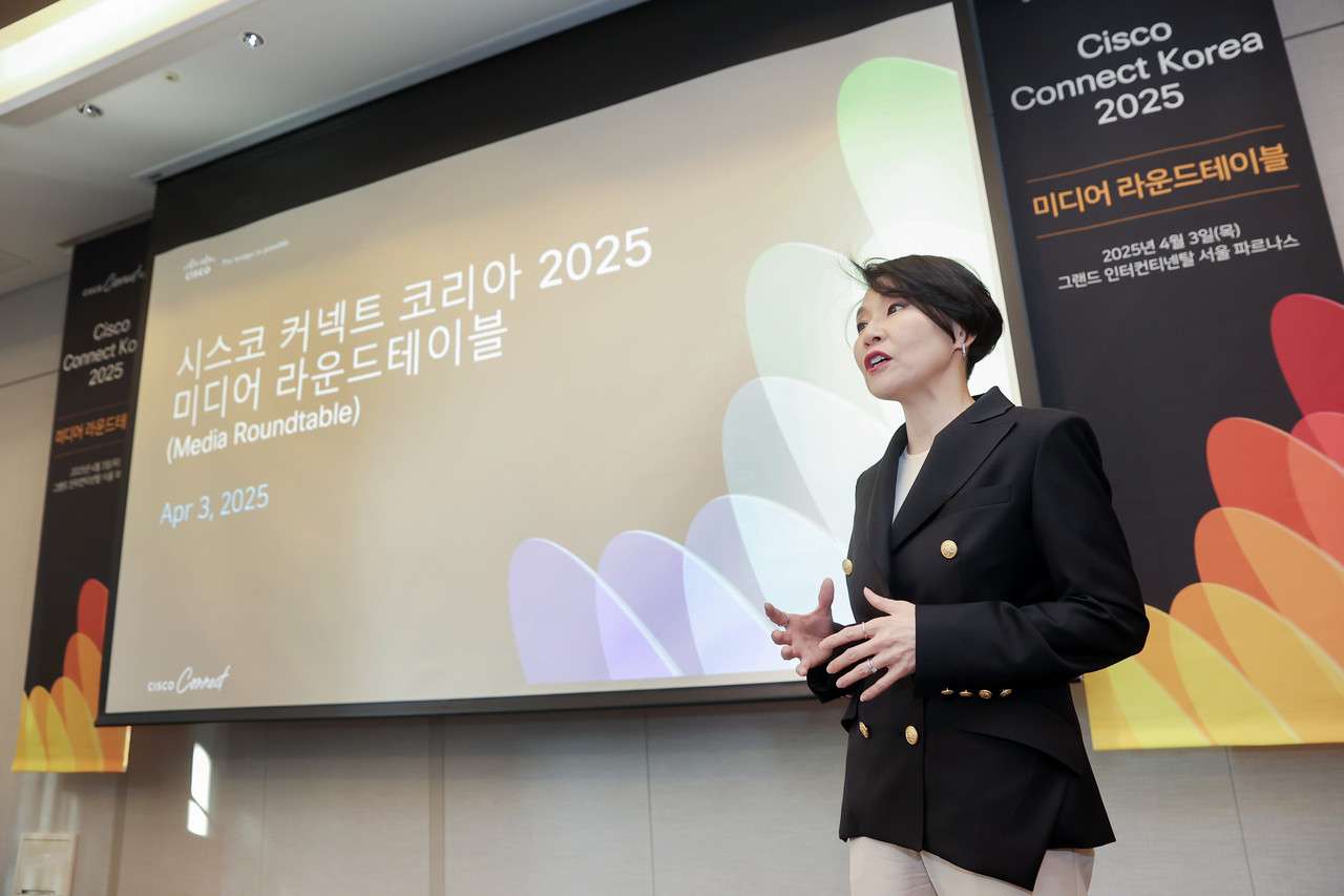 시스코코리아 최지희 대표가 3일 서울 강남구 그랜드 인터컨티넨탈 서울 파르나스에서 열린 ‘시스코 커넥트 코리아 2025’ 미디어 라운드테이블에서 자사 제품 전략에 대해 소개하고 있다. (사진=시스코)