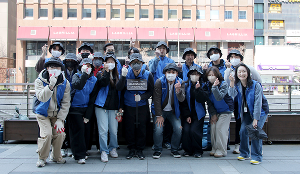 청계아띠에 참여한 에티버스그룹 임직원들이 단체사진을 찍고 있다.