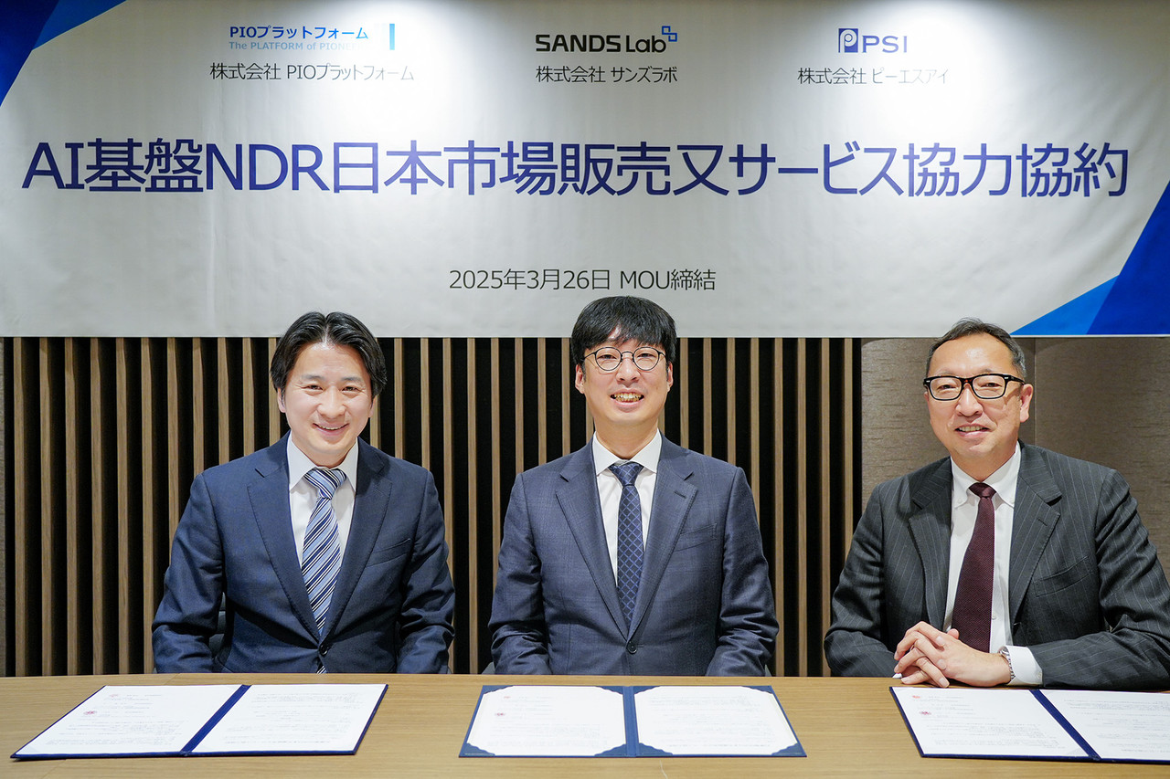 샌즈랩 김기홍 대표(가운데)가 지난달 26일 열린 업무협약식에서 파이오플랫폼 오기원 대표(왼쪽), PSI 토자와 대표와 함께 서명을 마친 뒤 기념촬영을 하고 있다. (사진=샌즈랩)