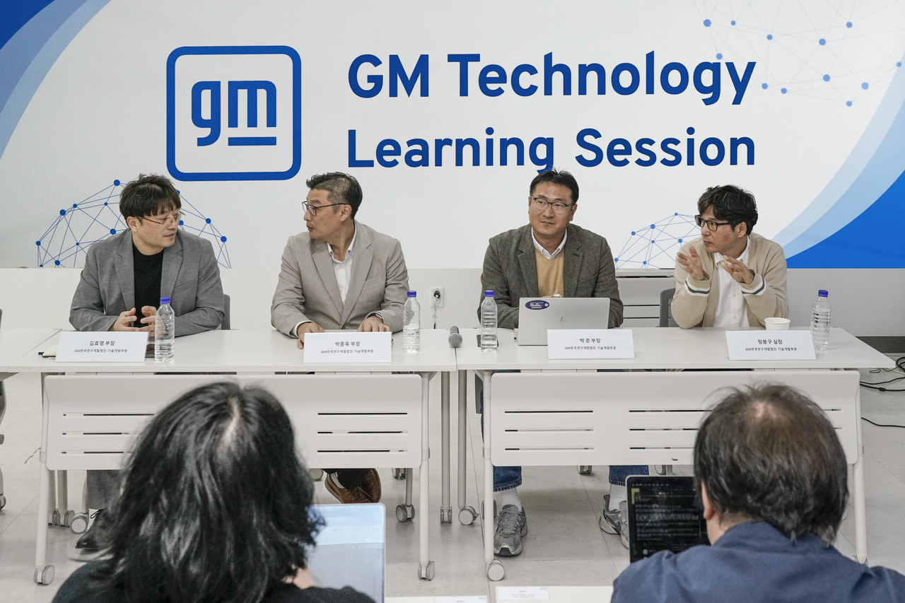 8일 서울 영등포구 GM 직영 서비스센터에서 열린 ‘GM 테크놀로지 러닝 세션’ 현장. (왼쪽부터) GM 한국연구개발법인 기술개발부문 김효영 부장, 박종욱 부장, 박준 부장, 정봉구 실장 (사진=한국GM)