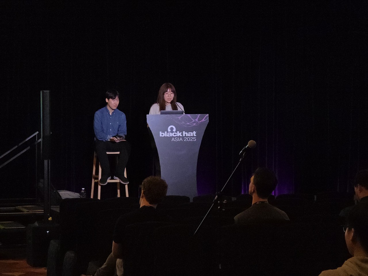 블랙햇 아시아 2025에서 금융보안원 금융보안관제센터 허혜지 수석(오른쪽)과 장성찬 책임이 ‘오퍼레이션 블랙에코: 가짜 금융 앱과 백신 앱을 이용한 보이스피싱’을 주제로 발표하고 있다. (사진=금융보안원)