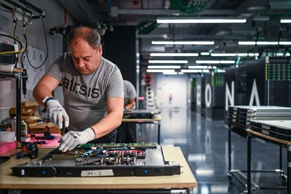 이탈리아 레오나르도 슈퍼컴퓨터 설비에서 일하고 있는 ICT 엔지니어. 사진=유럽위원회