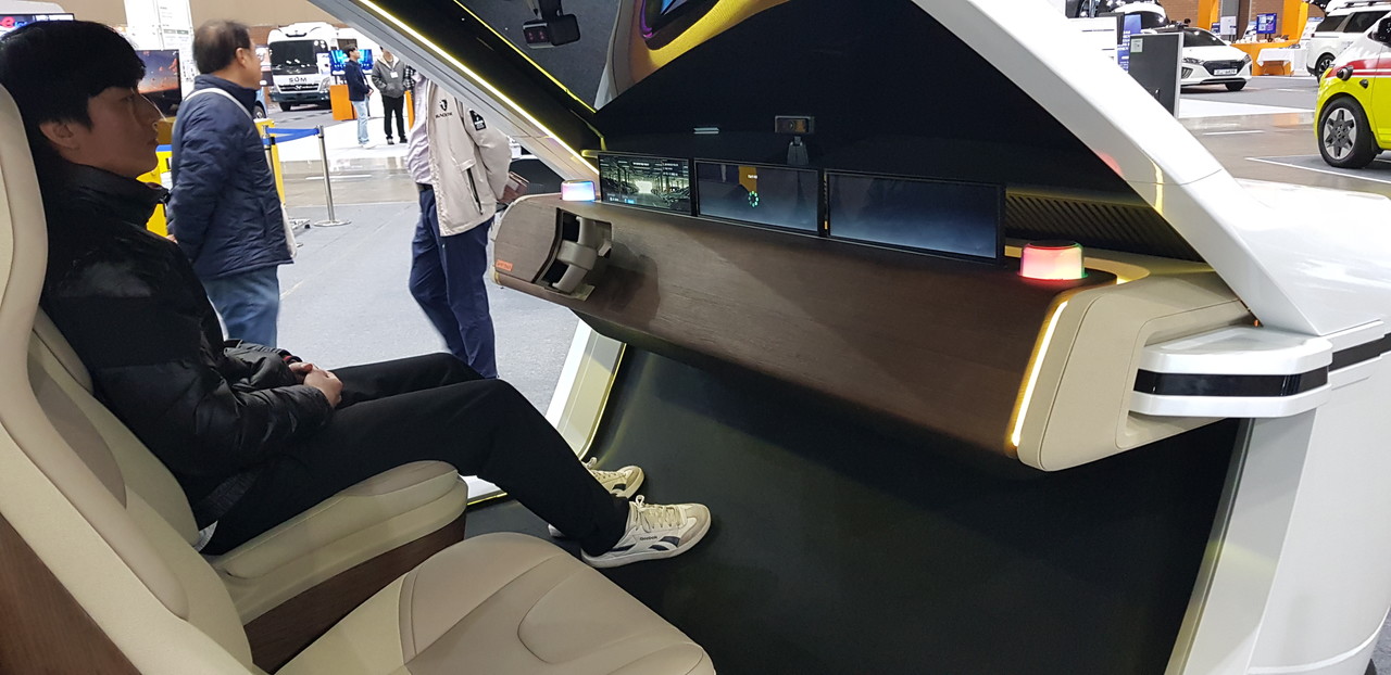 스티어링 휠이 없는 자율주행차의 운전 상황을 보여주는 대시보드