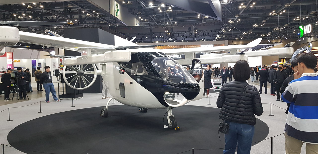 삼보모터스그룹이 전시한 에어택시. 수소연료전지를 겸한 하이브리드 형이라는 것이 특징이다.