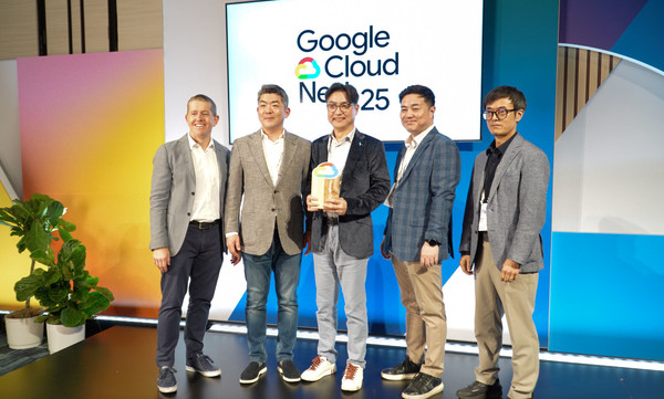 (왼쪽 두 번째부터 다섯 번째)메가존클라우드 황인철 CRO, 한지운 부사장, 김성균 센터장, 최재은 그룹장이 구글 클라우드  APAC 파트너 Anthony McMahon 기업 비즈니스 매니징 디렉터(왼쪽 첫 번째)와 함께 미국 라스베이거스에서 열린 ‘구글 클라우드 넥스트 2025(Google Cloud Next 2025)’ 시상식 현장에서 기념촬영을 하고 있다