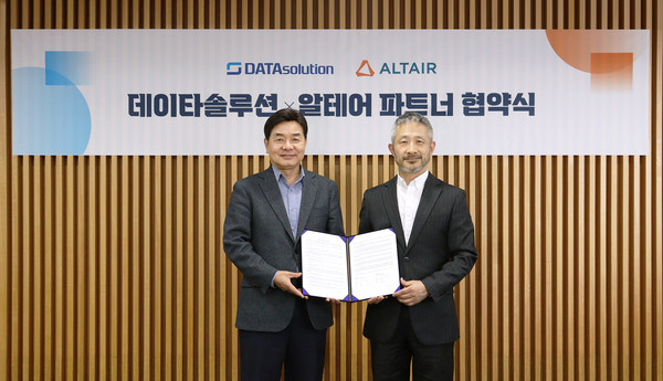 데이타솔루션은 알테어와 시스템 통합파트너 계약을 체결했다. 계약 체결 후 데이타솔루션 배복태 대표(왼쪽)와 알테어 문성수 아시아태평양 수석부사장이 기념사진을 찍고 있다.