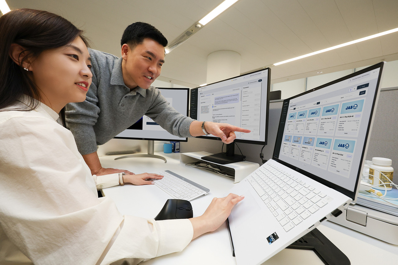 KT 직원들이 태국어 LLM 플랫폼 구축 프로젝트에서 개발한 ‘LLM 옵스’를 테스트하고 있다.