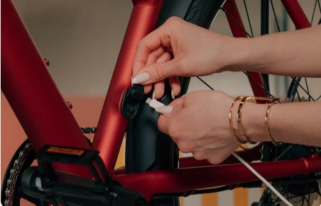 스마트폰을 충전하는 USB-C 타입으로 충전하는 전기자전거가 첫 출시됐다. 사진=앰플러