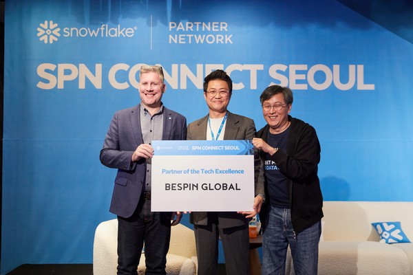 ( 왼쪽 첫 번째부터) 스노우플레이크 파트너 및 채널 APJ 세일즈 애쉬 윌리스(Ash Willis)  총괄 부사장,  베스핀글로벌 윤현집 이사, 조동규 파트너 총괄 매니저가 기념사진을 촬영하고 있다.