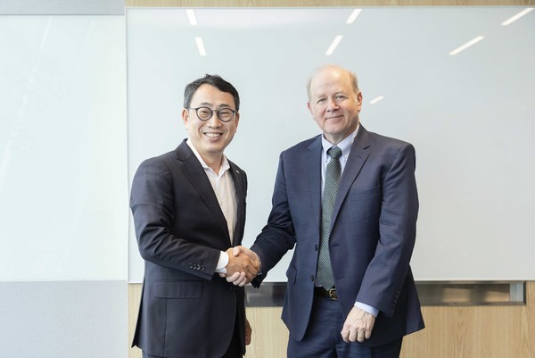 SKT 유영상 CEO(왼쪽)와 아이온큐 피터 채프먼(Peter Chapman) 이사회 의장이 기념 사진을 촬영하고 있다.