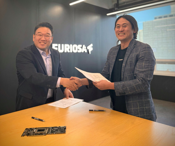 한국 마이크로소프트(MS) 조원우 대표(왼쪽)와 퓨리오사AI 백준호 대표가 MOU 체결 기념사진을 촬영하고 있다.