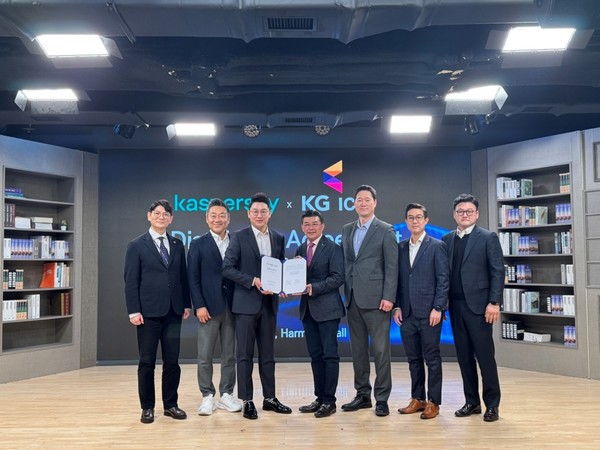 (왼쪽에서 두 번째부터) KG ICT 박완상 부사장, 이상준 대표, 카스퍼스키 아드리안 히아 APAC 총괄 사장, 이효은 지사장 등 양사 관계자가 총판 계약 체결 후 기념촬영을 하고 있다. (사진=KG ICT)