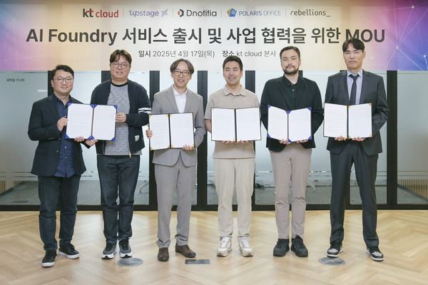 (왼쪽부터) KT클라우드 안재석 기술본부장, 폴라리스오피스 이해석 COO, 디노티시아 노홍찬 CDO, 업스테이지 권순일 부사장, 리벨리온 오진욱 CTO, KTcloud 공용준 Cloud본부장이 기념사진을 촬영하고 있다.