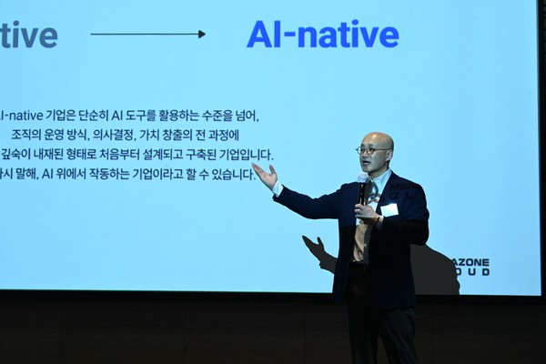 메가존클라우드 염동훈 대표가 18일 오전 서울 여의도 FKI타워 컨퍼런스센터에서 열린 한국경제인협회 경영자 조찬강연에서 회원사 경영진 200여명을 대상으로 강연하고 있다.