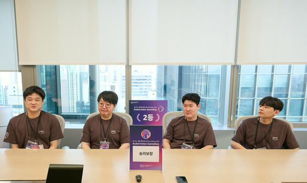 (왼쪽부터) 정호철 대리, 김의종 과장, 박줄기 대리, 류건열 사원 (1)