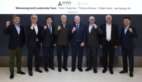 (왼쪽부터) 메가존클라우드 황인철 CRO, 김동호 CQO, 이주완 이사회 의장, 염동훈 대표, 아이온큐 피터 채프먼 이사회 의장, 토머스 크레이머 CFO, 필립 파라 부사장, 진재형 한국 지사장이 기념사진을 촬영하고 있다.