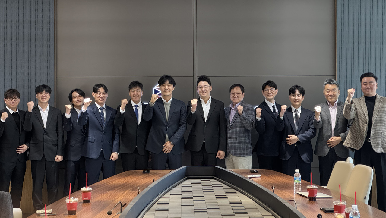 (왼쪽 여섯 번째부터) 넷앤드 신호철 대표, KG ICT 이상준 대표를 비롯한 양사 관계자들이 협약 체결 후 기념 촬영을 하고 있다. (사진=넷앤드)