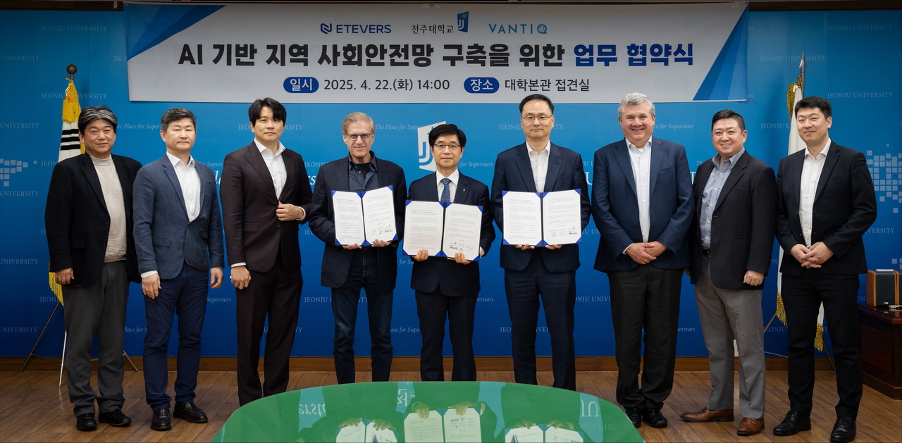 지난 22일 밴티크, 전주대학교, 에티버스가 에티버스가 ‘AI 기반 지역사회 안전망 구축을 위한 3자 MOU를 체결했다. (왼쪽 네 번째부터) 밴티크 마티 스프린젠 CEO, 전주대 이해원 산학 부총장, 에티버스 김준성 전무, 밴티크 미겔 뉴 CRO, 밴티크 코리아 이형근 지사장. (사진=밴티크)