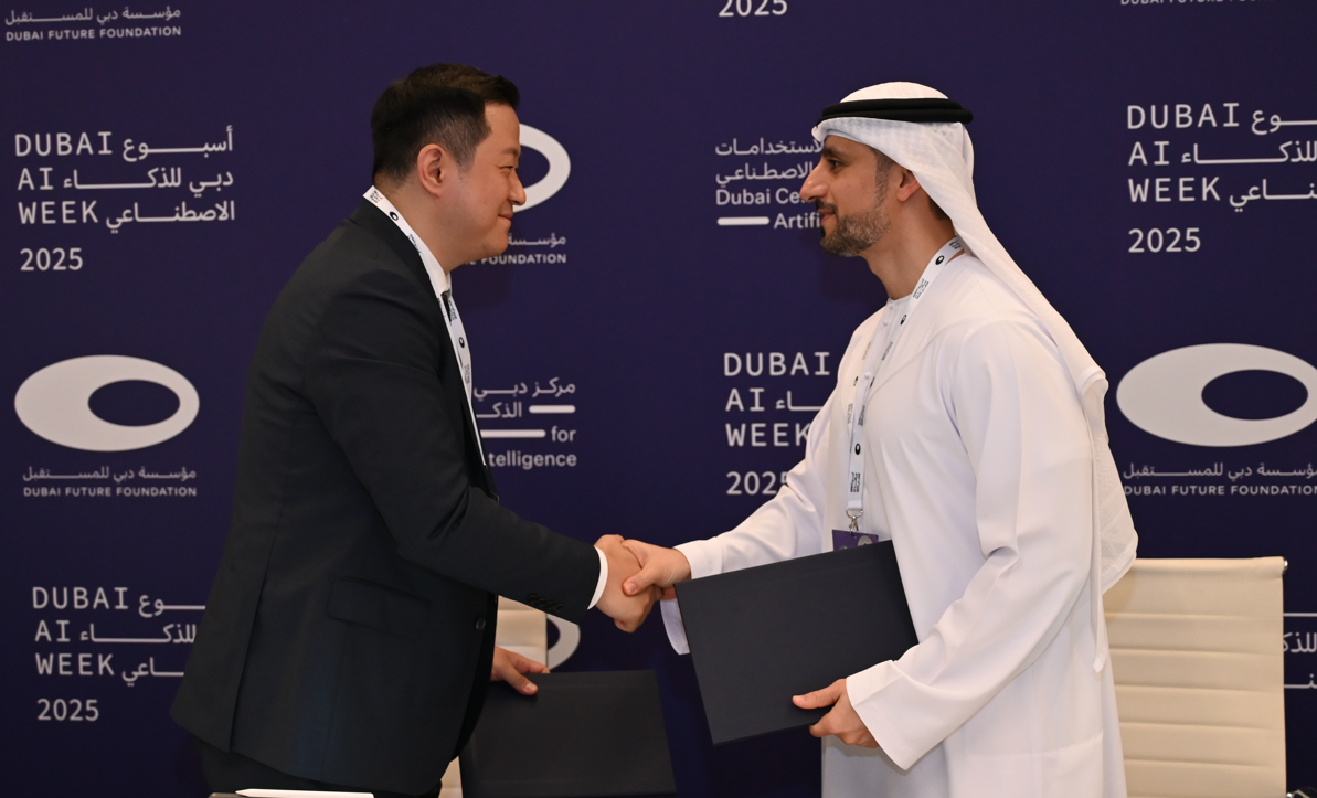 노타 채명수 대표(왼쪽), 두바이 도로교통국 무하마드 알 무하레브(Mohammed Al Mudharreb) CEO