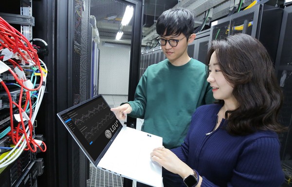 LG유플러스는 통신장비 제조업체 에릭슨(Ericsson)과 AI 기술을 활용해 네트워크 장애를 예측하는 기술을 시연했다고 23일 밝혔다. 사진은 LG유플러스 임직원들이 관련 기술을 시연하는 모습.