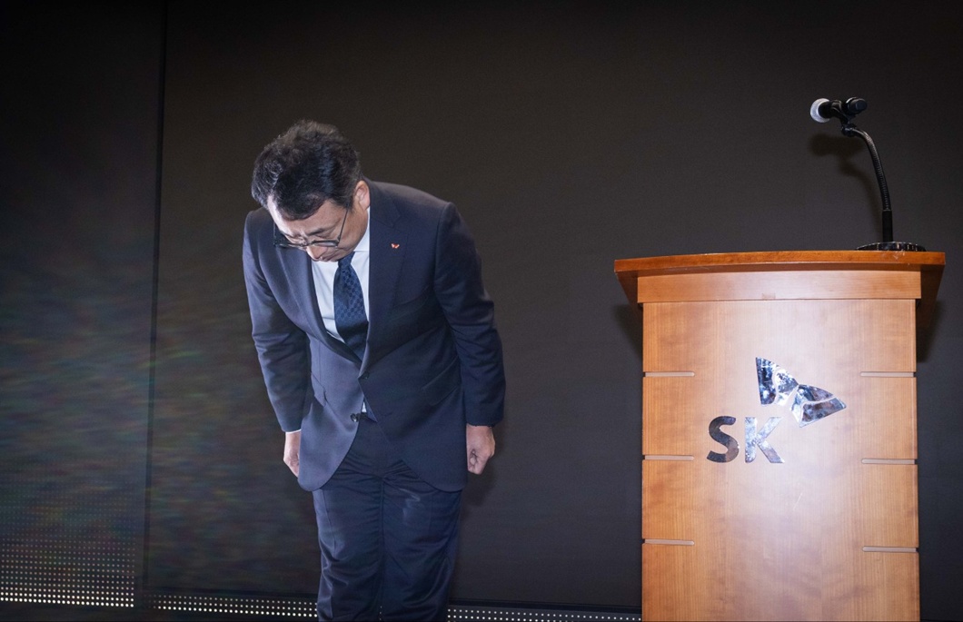 SKT 유영상 CEO가 25일 서울 중구 SKT 사옥에서 열린 고객 보호조치 강화 설명회에서 사과 인사를 하고 있다. (사진=SKT)