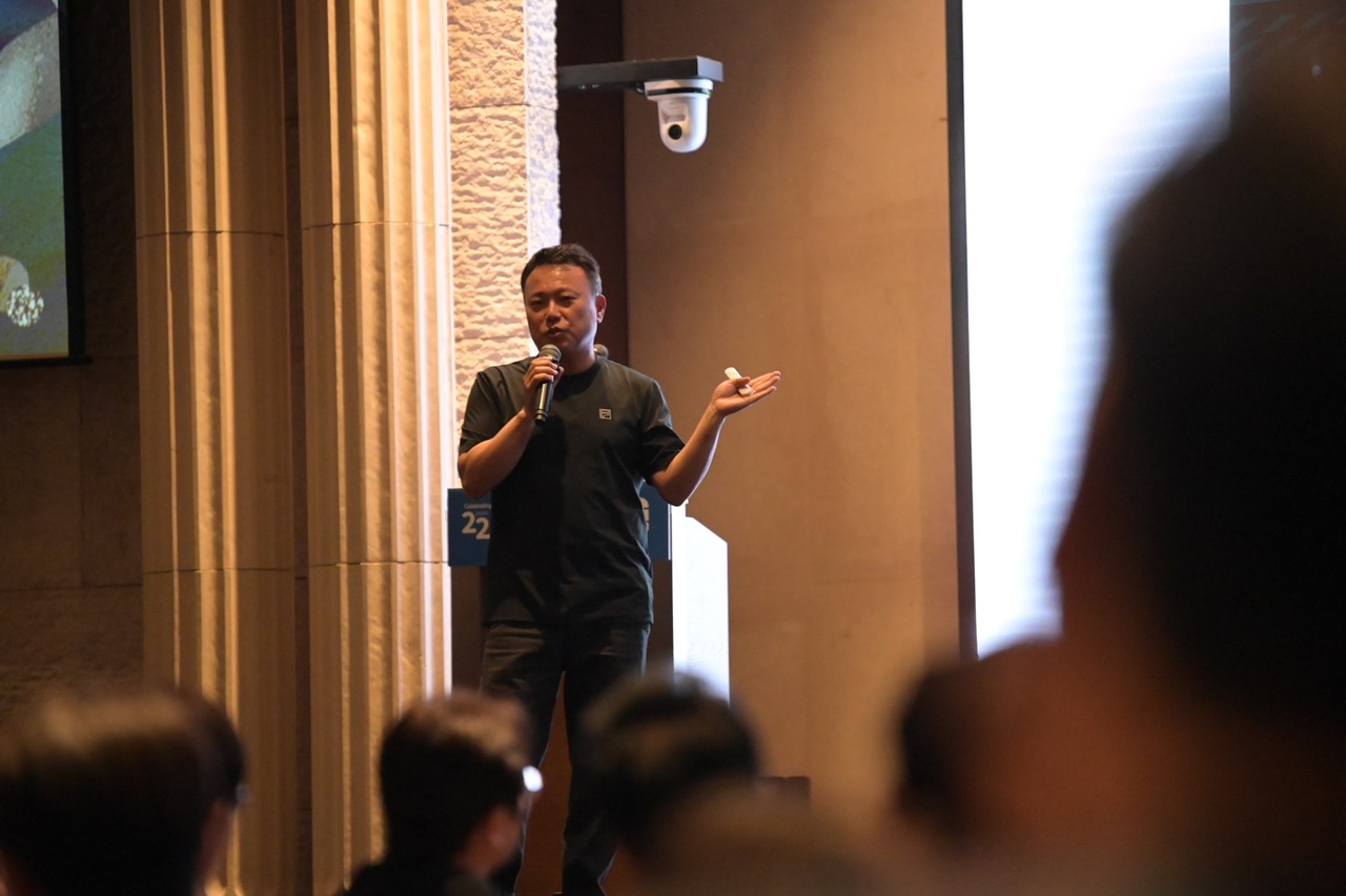 SGA그룹 은유진 회장이 창립 22주년 행사에서 ‘SGA 3.0’ 비전을 선포하고 있다.