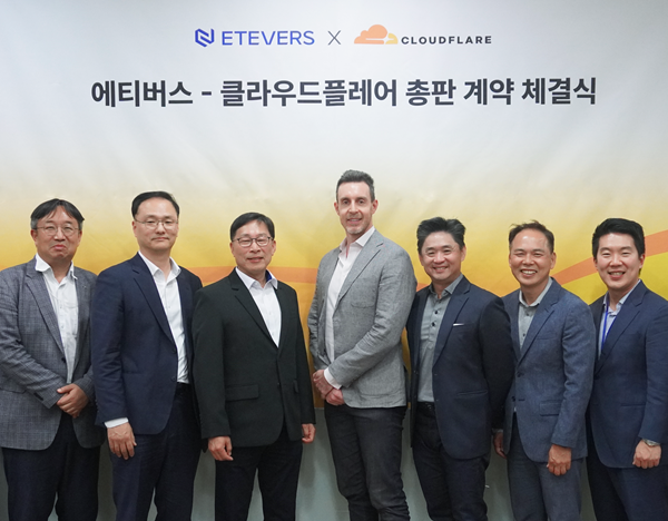 (왼쪽에서 세 번째부터) 에티버스 이호준 대표, 클라우드플레어 제임스 울워스(James Allworth) VP