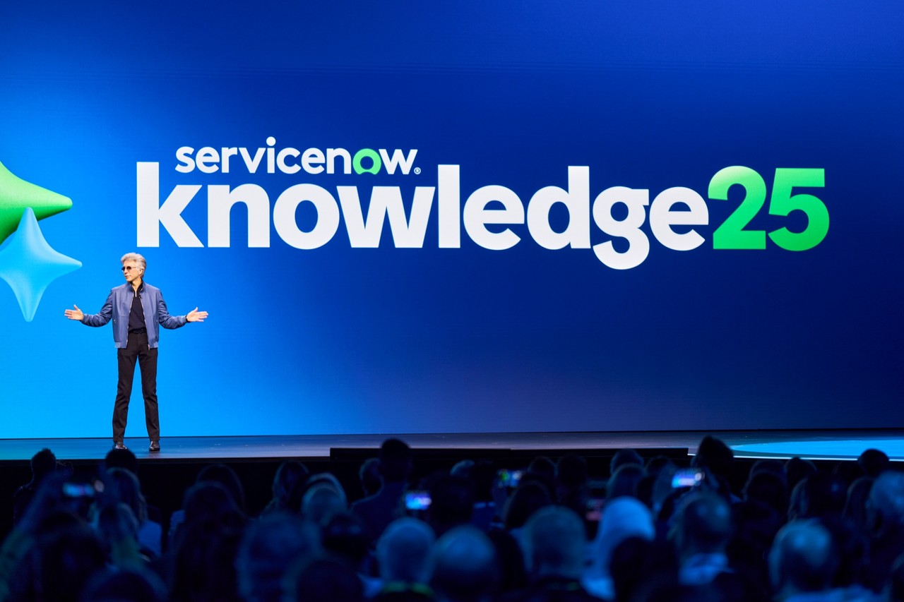 서비스나우 빌 맥더멋(Bill McDermott) CEO가 연례 고객 및 파트너 행사인 ‘K25’에서 기조연설하는 모습 (출처=서비스나우)