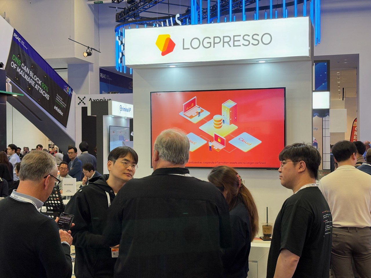 로그프레소 양봉열 대표(왼쪽에서 두 번째)가 