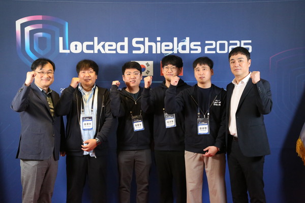  (오른쪽부터) KT클라우드 최지웅 대표, 강영익 정보보호담당(여섯 번째) 등이 기념사진을 촬영하고 있다.