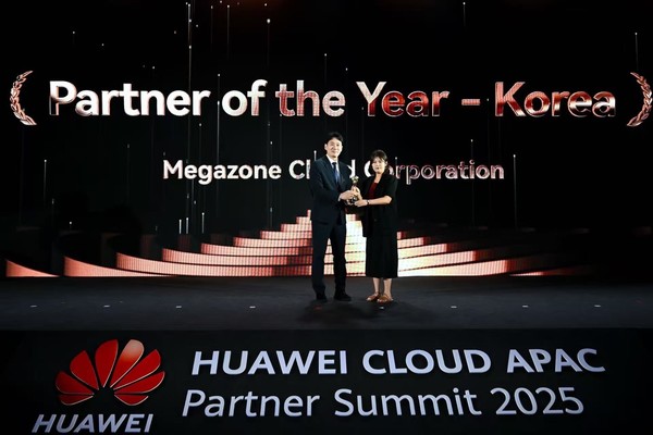 메가존클라우드 선종윤 그룹장(왼쪽)이 화웨이 클라우드 코리아 에리카 임 파트너 디렉터에게 트로피를 받고 있다.
