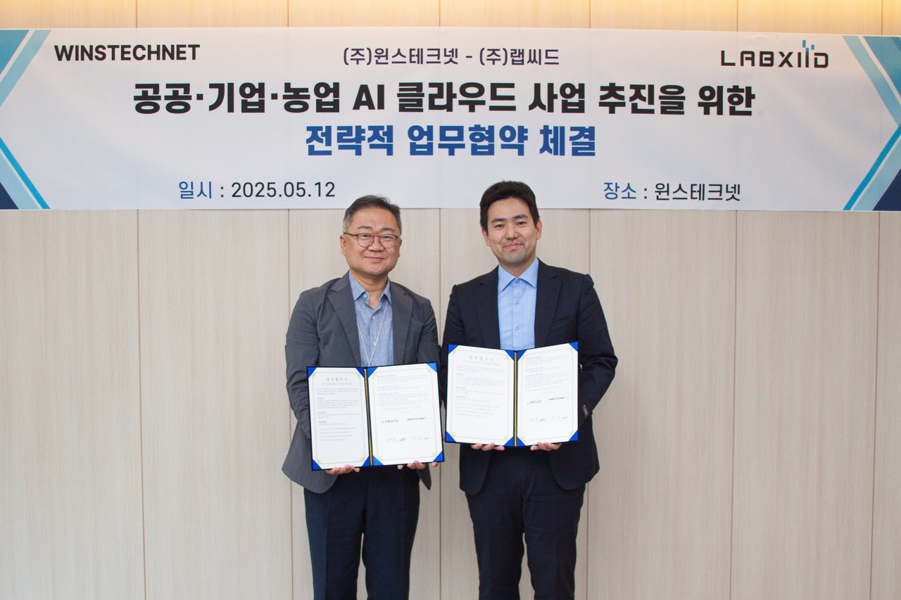윈스테크넷 박기담 부사장(왼쪽)과 랩씨드 황동주 대표가 지난 12일 경기도 성남시 윈스테크넷 본사에서 열린 협약식에서 기념 촬영을 하고 있다. (사진=윈스테크넷)