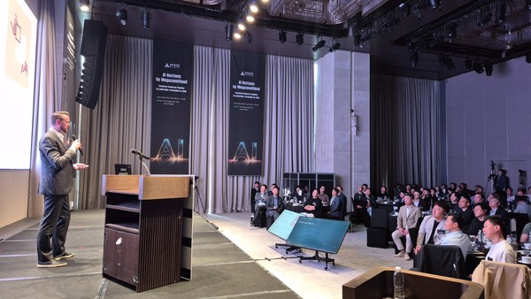 메가존클라우드가 13일 오전 서울 강남 조선팰리스에서 개최한 ‘CxO 서밋’에서 앤쓰로픽(Anthropic)의 에릭 번즈(Eric Burns) 필드 CTO가 강연하고 있다. (사진: 메가존클라우드)