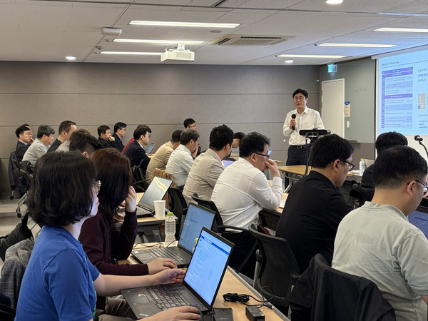 메타넷 임직원이 AI 부트캠프에 참여해 실무 중심의 AI 기술 교육을 받고 있다.