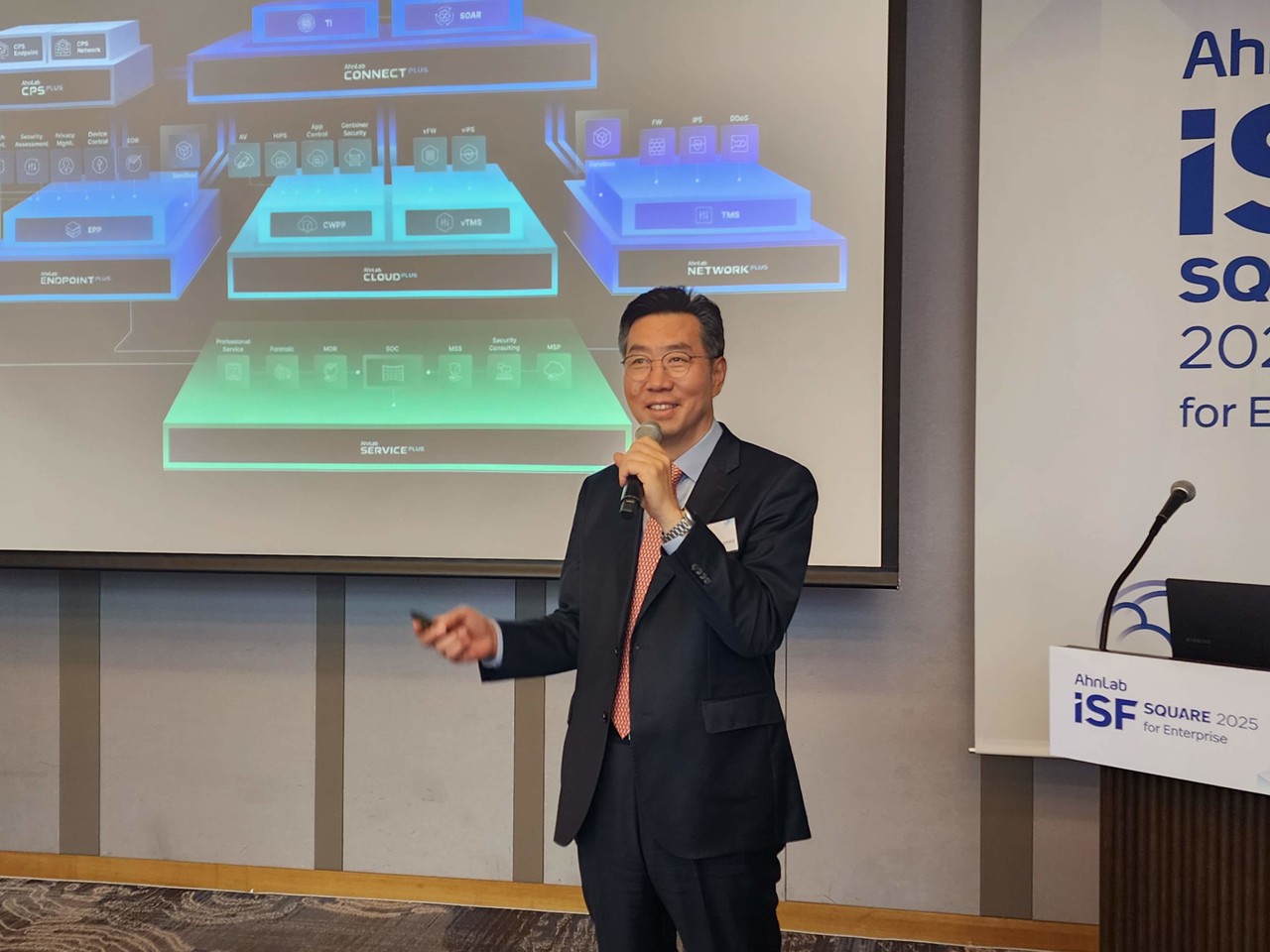 안랩 김학선 전무가 지난달 22일 서울 강남구 삼성동 그랜드 인터컨티넨탈 서울 파르나스에서 열린 ‘ISF 스퀘어 2025 포 엔터프라이즈’에서 인사말을 하고 있다. (사진=안랩)