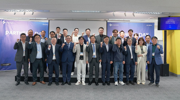 CJ올리브네트웍스 유인상 대표(왼쪽 다섯 번째)