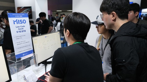 기업 관계자들이 기업 맞춤형 AI를 구축하는 빌더옵스 플랫폼을 체험하고 있다. (사진:GS네오텍)