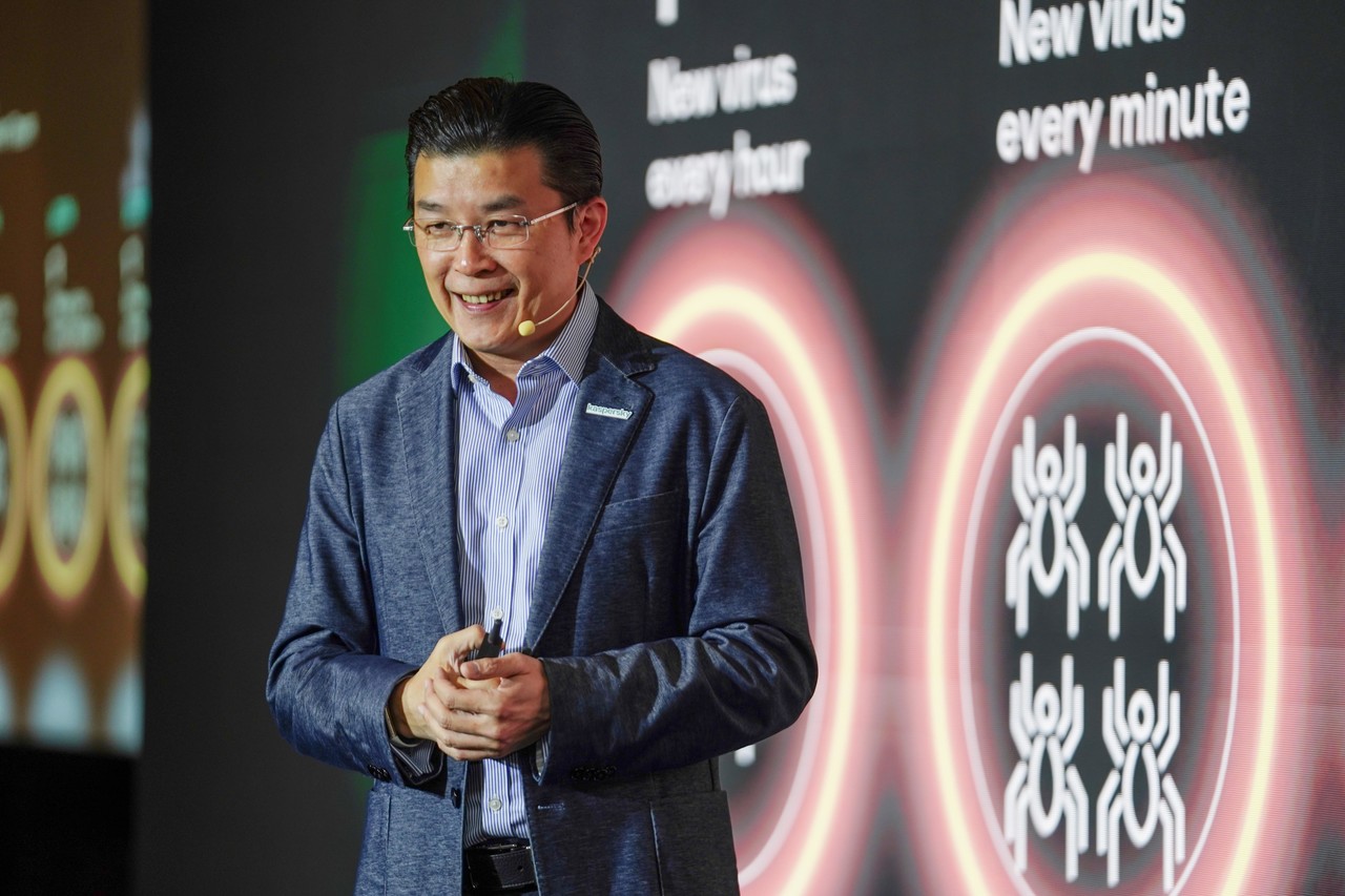 카스퍼스키 아드리안 히아 아시아태평양 지역 총괄사장이 지난 15일 서울 여의도 콘래드 호텔에서 열린 연례 ‘사이버 인사이트 2025’에서 환영사를 하고 있다. (사진=카스퍼스키)