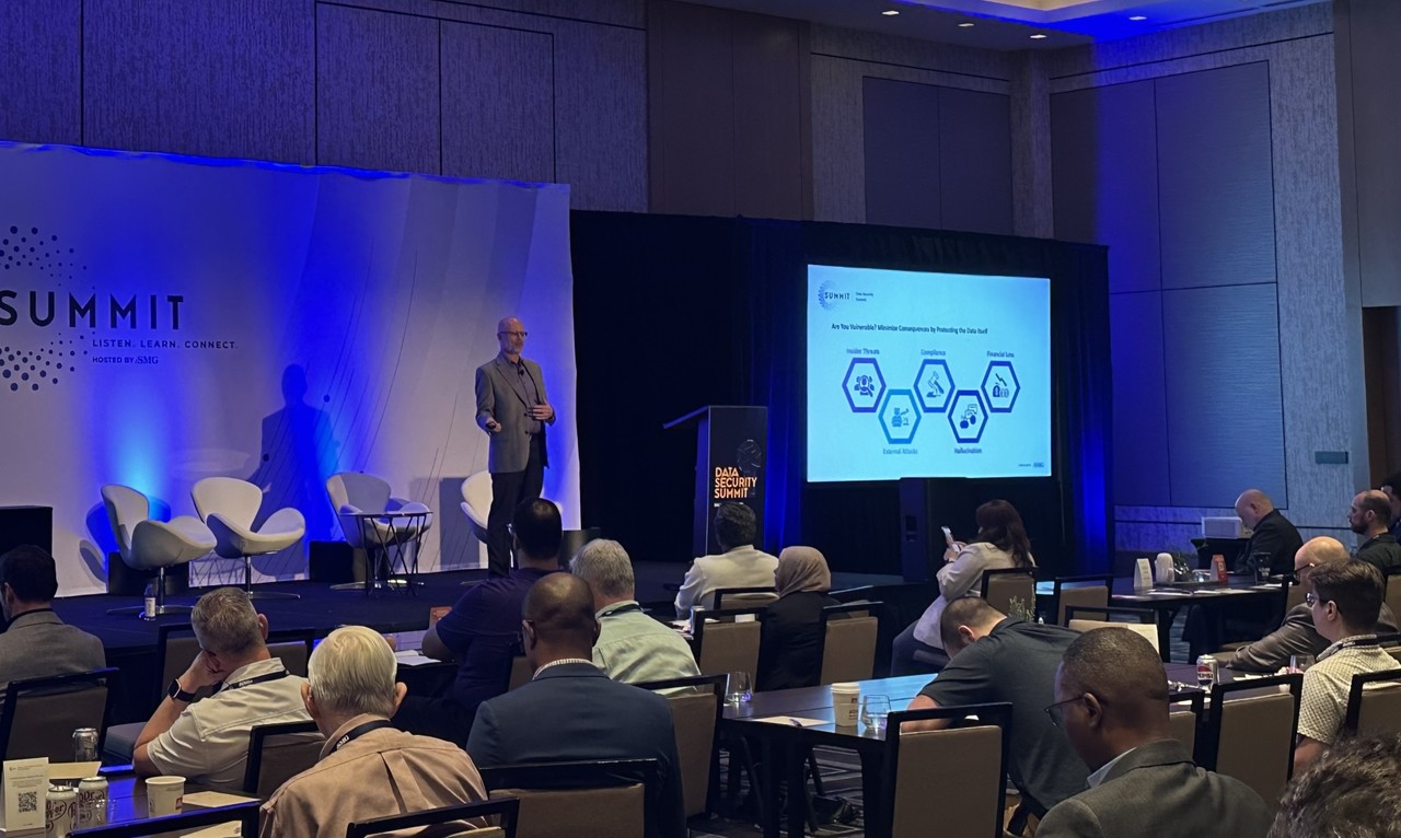 파수 론 아덴 미국법인 CTO가 지난 15일(현지 시각) 미국 텍사스주 댈러스에서 열린 ‘데이터 시큐리티 서밋 댈러스’에서 세션 발표를 진행하고 있다. (사진=파수)