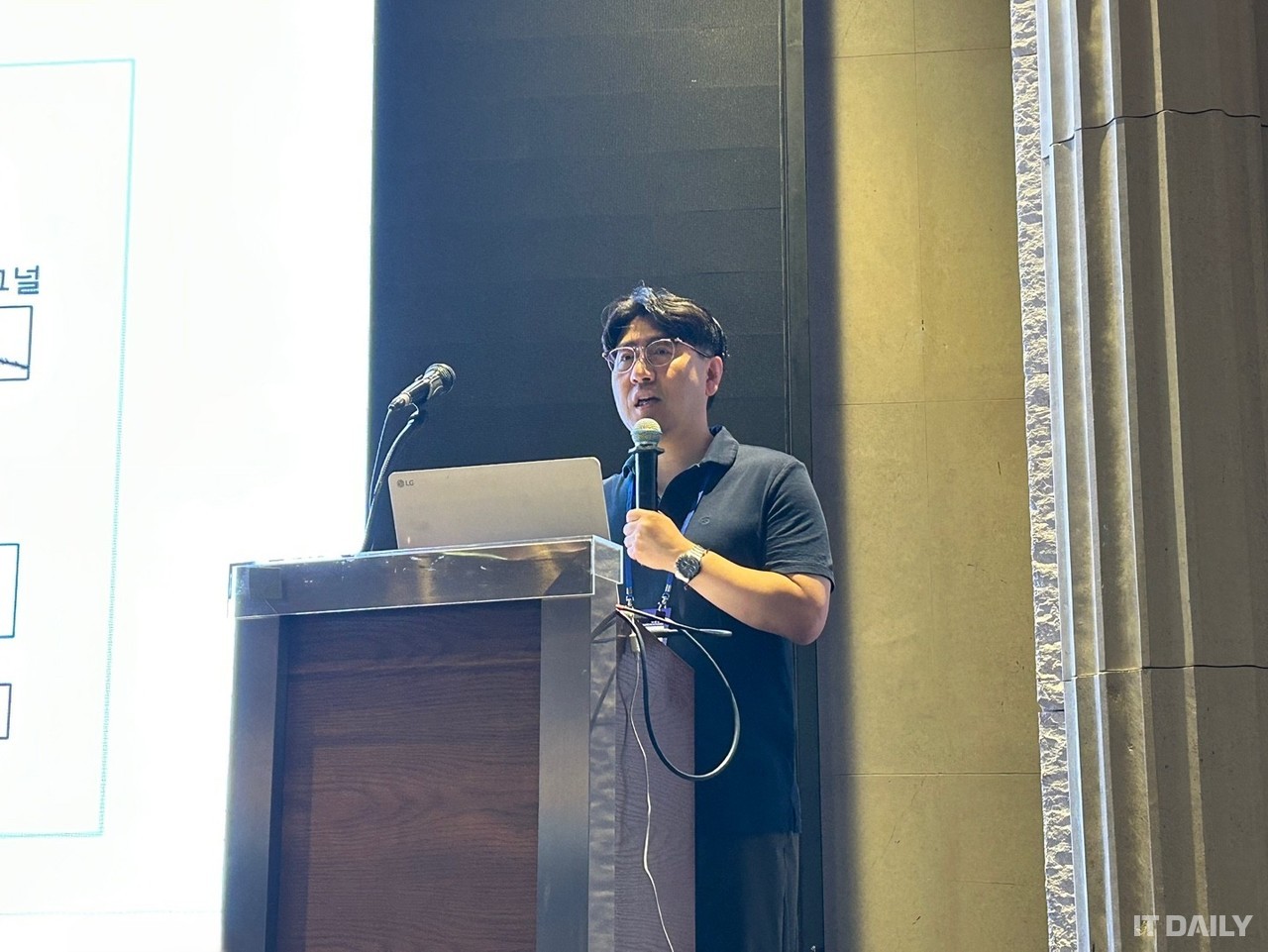 고려대학교 산업경영공학과 김성범 교수(한국데이터마이닝학회 회장)가 ‘규칙에서 학습으로: 이상치 탐지 새로운 패러다임’을 주제로 발표하고 있다.