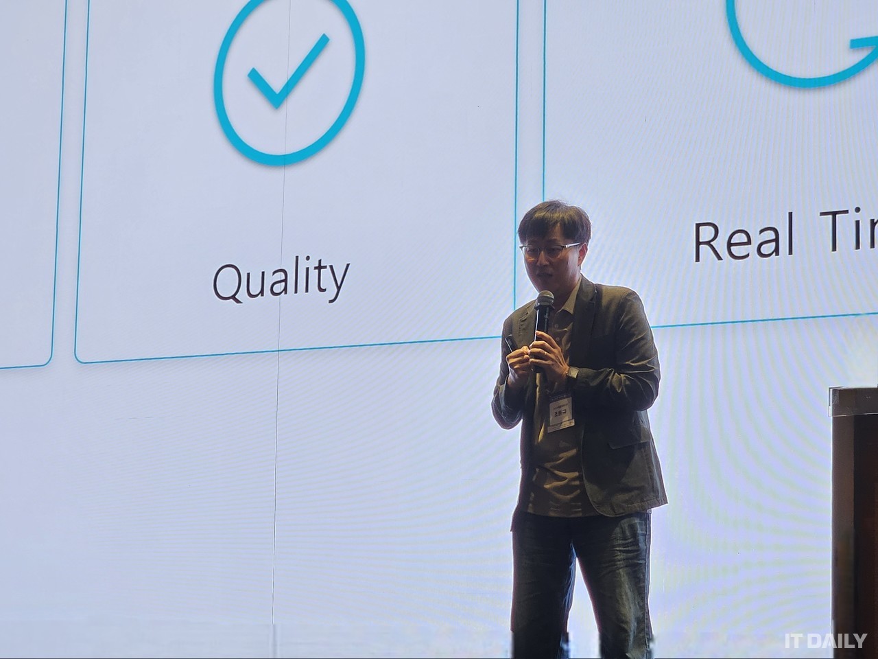 스노우플레이크 조동규 상무가 ‘AI, 데이터 혁신의 게임체인저, 스노우플레이크로 비즈니스를 가속화하다’를 주제로 발표하고 있다.