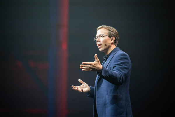 레드햇 맷 힉스 레드햇 CEO가 ‘레드햇 서밋 2025’에서 발표하고 있다. (출처 : 레드햇)