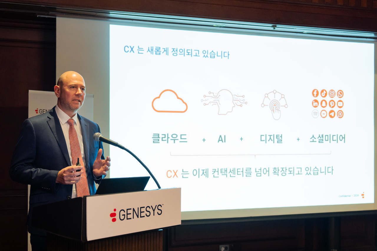 제네시스 알버트 넬 아시아태평양 지역 세일즈 수석 부사장이 AI를 중심으로 한 국내 시장 전략을 발표하고 있다. (사진=제네시스)