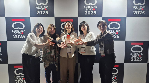 (왼쪽부터)메가존클라우드 권계현 팀장, 카토 레이코(Kato Reiko) 매니저, 박지은 매니저, 김혜송 팀장, 박수민 매니저가 ‘아웃스탠딩 앰배서더’ 선정패를 들고 기념촬영을 하고 있다. (사진=메가존클라우드)