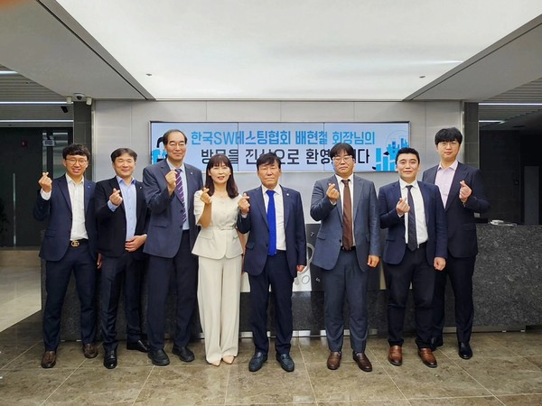 업무협약 체결 후 한국폴리텍대학 이철수 이사장(왼쪽 다섯번째)과 한국SW테스팅협회 배현철 회장(왼쪽 여섯번째) 등 관계자들이 기념사진을 찍고 있는 모습